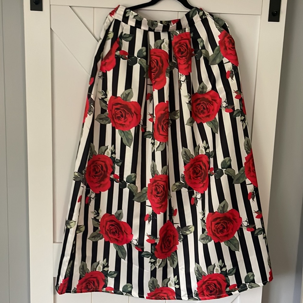 Floral print long skirt with pockets. Size large.